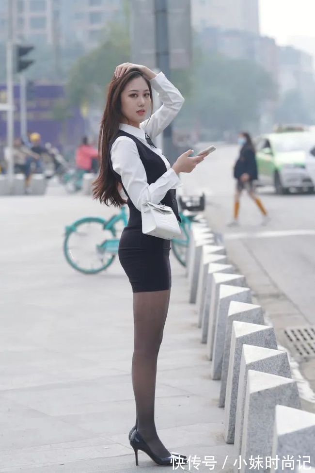身材|街拍:包臀裙搭配高跟鞋,尽显优美曲线身材