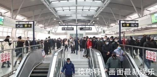 公交车|车买不起,敢生孩子,孕妇坐公交被大妈羞辱,男孩反怼真解气!