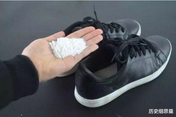 将“此物”撒在鞋子里，不管多臭的鞋，便能轻松消除