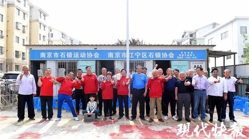 殷巷石锁|上下翻飞、花样百出,百斤石锁在76岁传承人手中“轻飘飘”