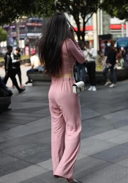 瑜伽服 粉色的瑜伽服套装时尚、简洁,搭配高跟鞋走在街上显得优雅迷人