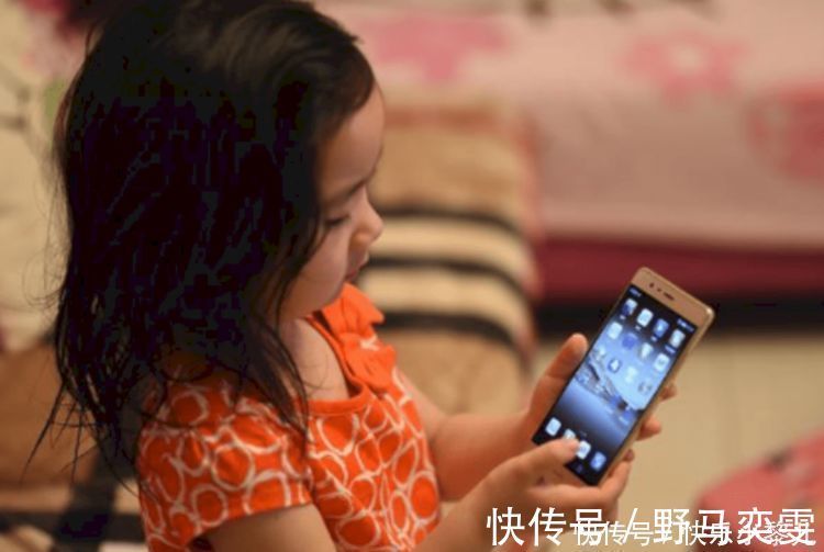 宝妈|孩子“脸大”也有原因,当出现坏习惯的时候,妈妈要赶紧制止