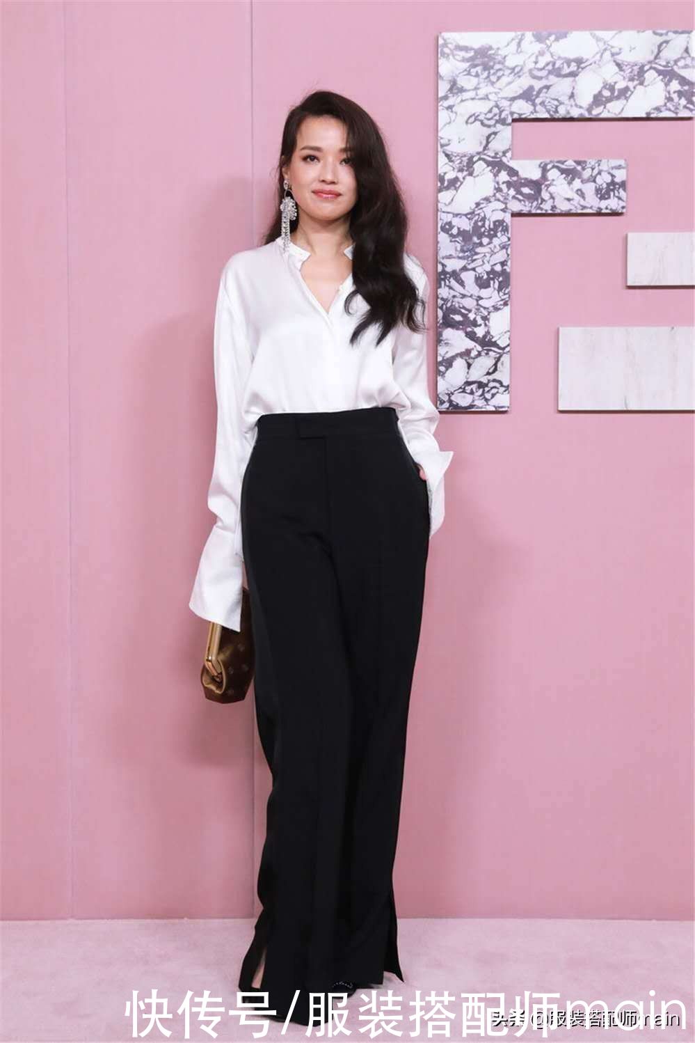 学会丝质衬衫的4种穿搭小心机，你也能优雅得毫不费力