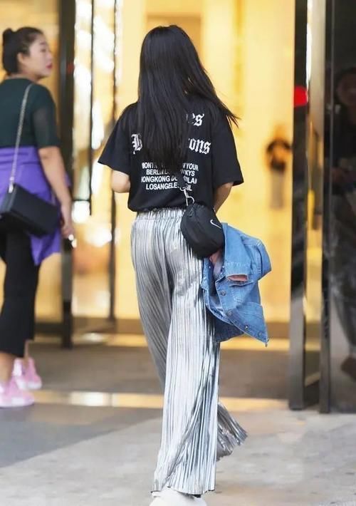 时尚 时尚打底裤搭配黑色上衣,看起来少女,很自然和舒服