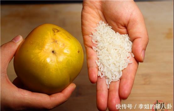 简单|才发现,柿子去苦涩这么简单,一把大米就轻松搞定,省事又实用!