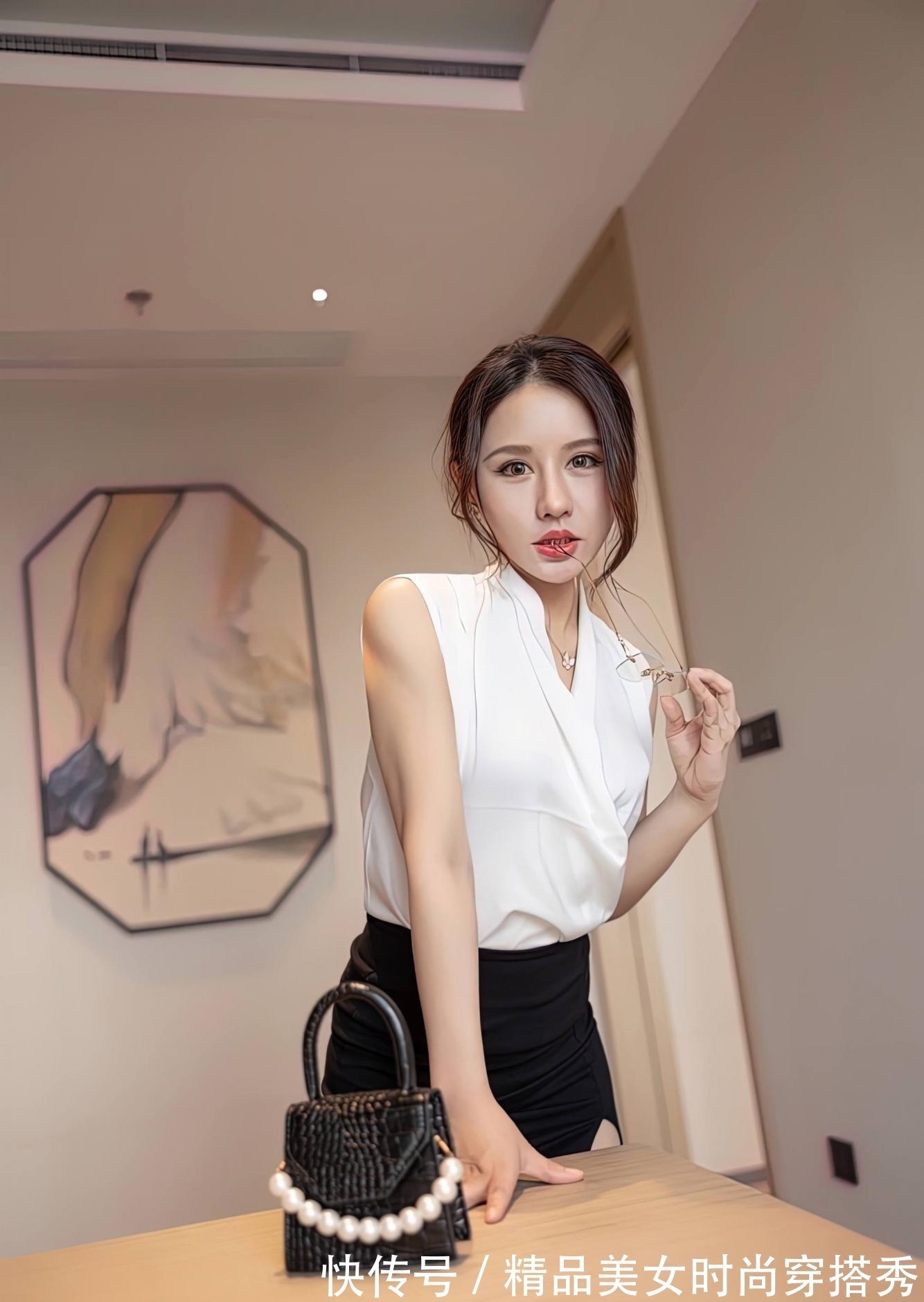 白色衬衫 黑与白的搭配一直备受职场女性的喜爱,经典耐看