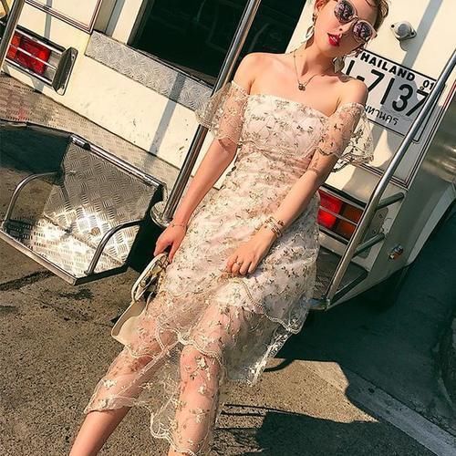 连衣裙|网纱连衣裙的时尚穿搭,秀出锁骨惹人爱,这身材真是迷人