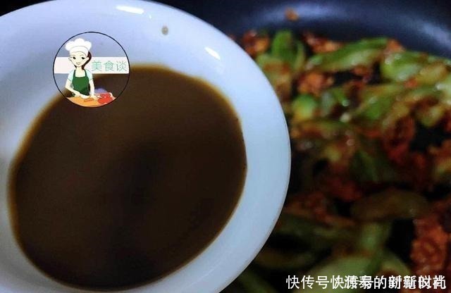 白醋|炒茄子时,直接下锅就错了,大厨教您一招,茄子香软,不油不发黑!