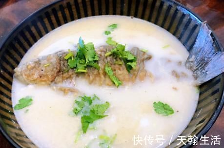 鲫鱼汤|炖鱼汤直接加水煮？难怪鱼汤不浓白还有腥味，教你正确做法