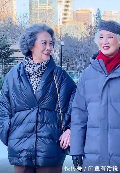 黑色|黑色羽绒服怎么就土气了?学70岁奶奶们这样穿,配短靴显高还时髦