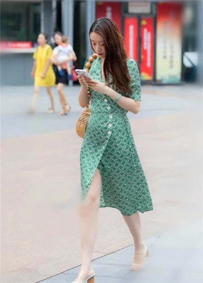 赏心悦目|长发飘飘美女,高挑出众步履生风,既潇洒又赏心悦目