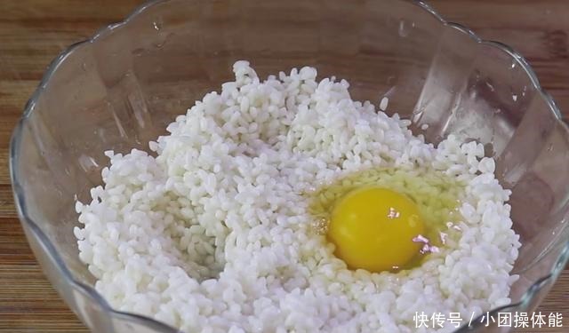 大米别再煮粥,加2个鸡蛋,教你新吃法,4碗都不够吃,真香
