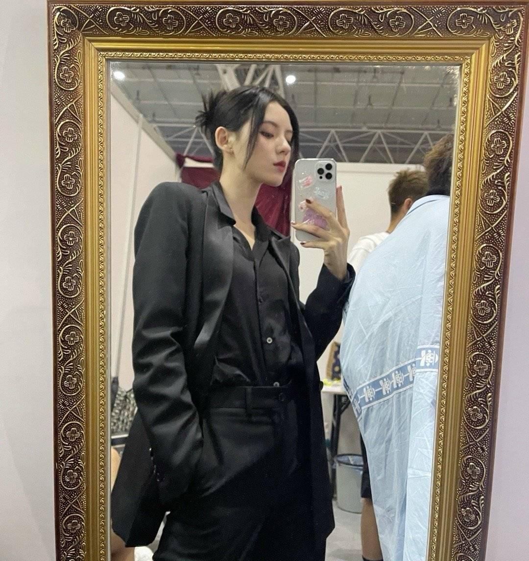 减龄|张予曦身材好又会穿，印花连体裤减龄时髦，秀“漫画腿”真惹眼