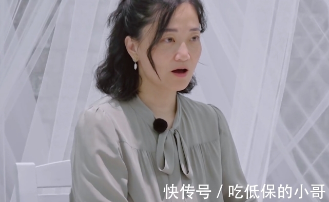 44岁女星自称是校花,在家全职10年没戏拍,离婚后租房一个人带娃