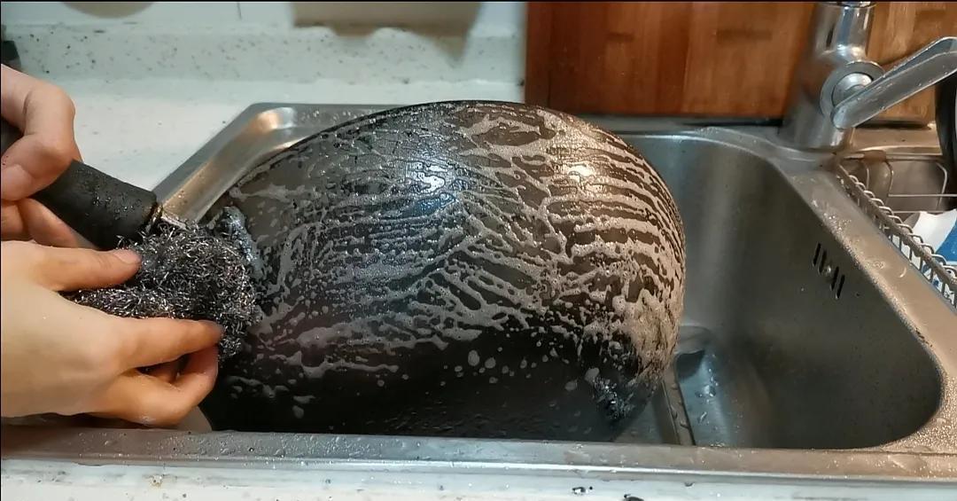 铁锅|铁锅如何快速清除锅底黑垢，一个小妙招，不花一分钱旧锅变新锅