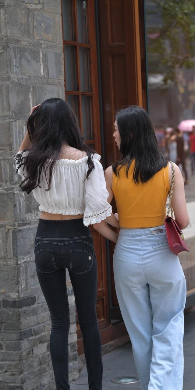 水洗|牛仔裤是百变的时尚单品,闺蜜选择了不同的款式,风格差异非常大
