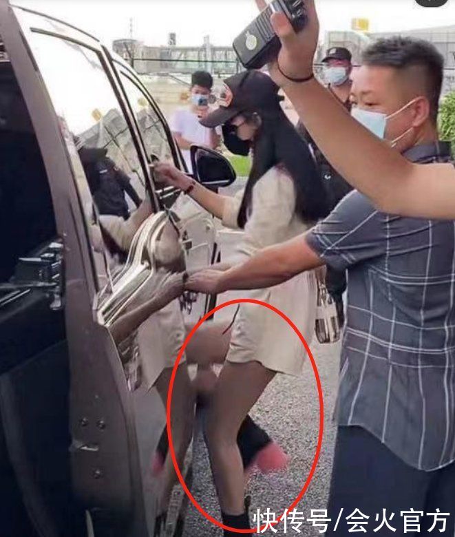 偷拍|赵丽颖在机场被偷拍,身上背着铁水壶获多人护送,一双漫画腿吸睛