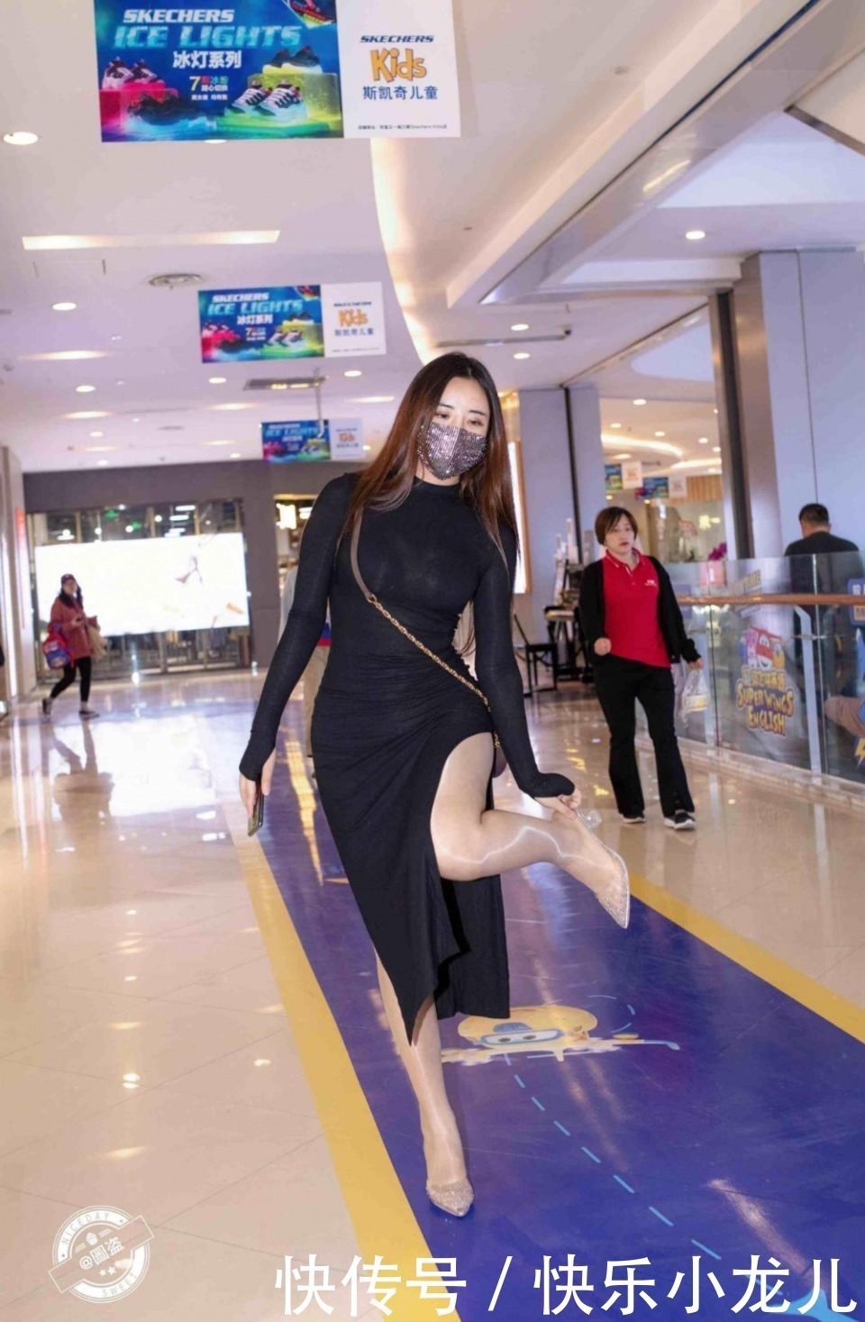 半身裙 “漏斗形”身材的连衣裙美女，得体耐看又时尚，白里透白