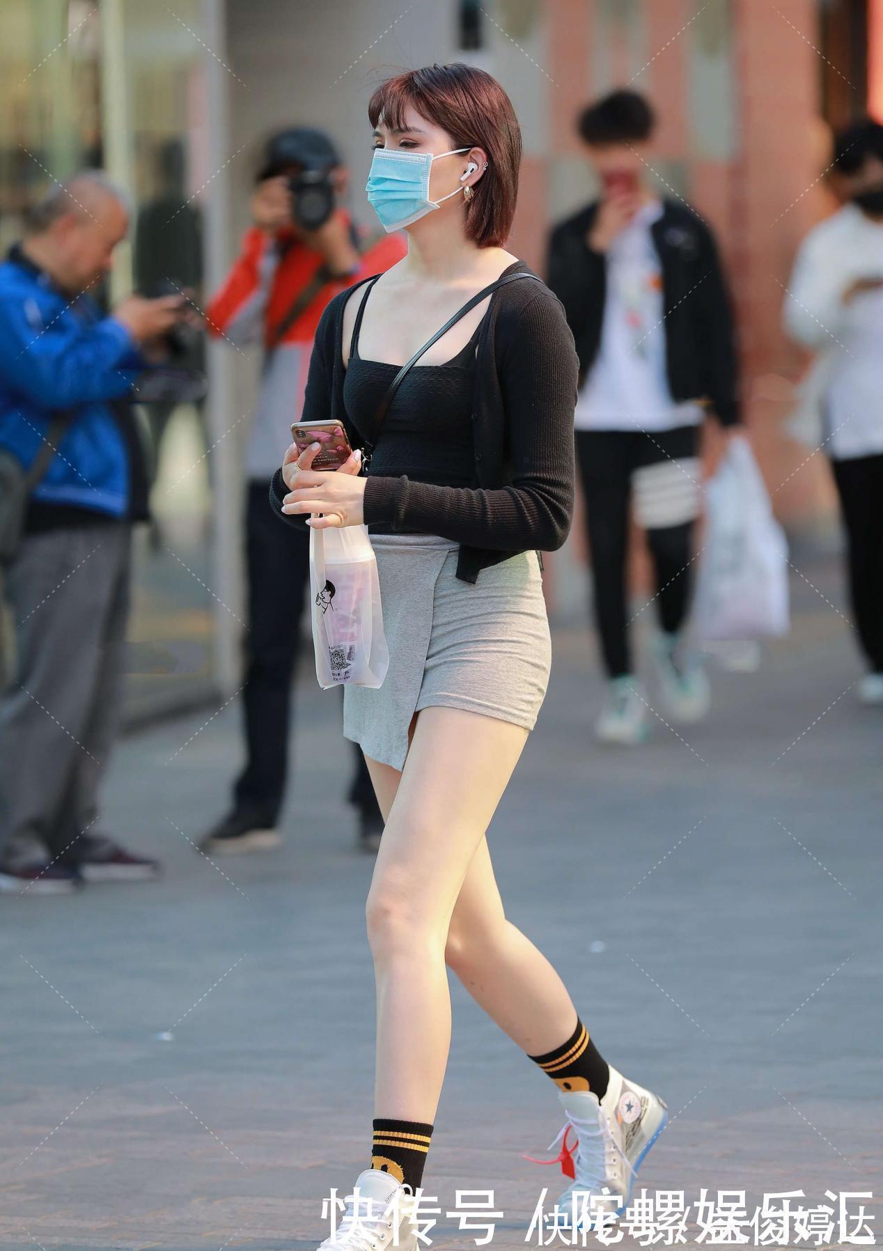 半身裙 黑白灰色穿搭时尚好看,修身版型显瘦,袜子配鞋子才好看