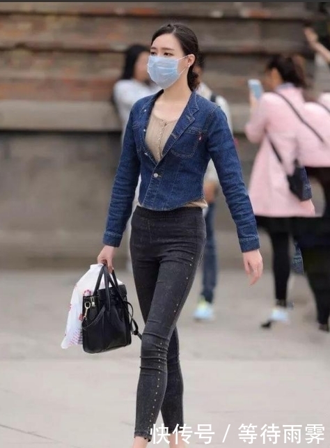 显得|路人街拍,运动鞋和棒球帽的修饰,显得更加青春活力