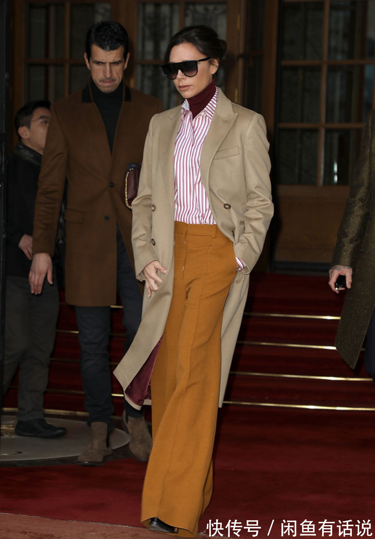 裤脚|贝嫂为显高也不容易,163身高穿“扫地裤”,还得踩20厘米高鞋跟