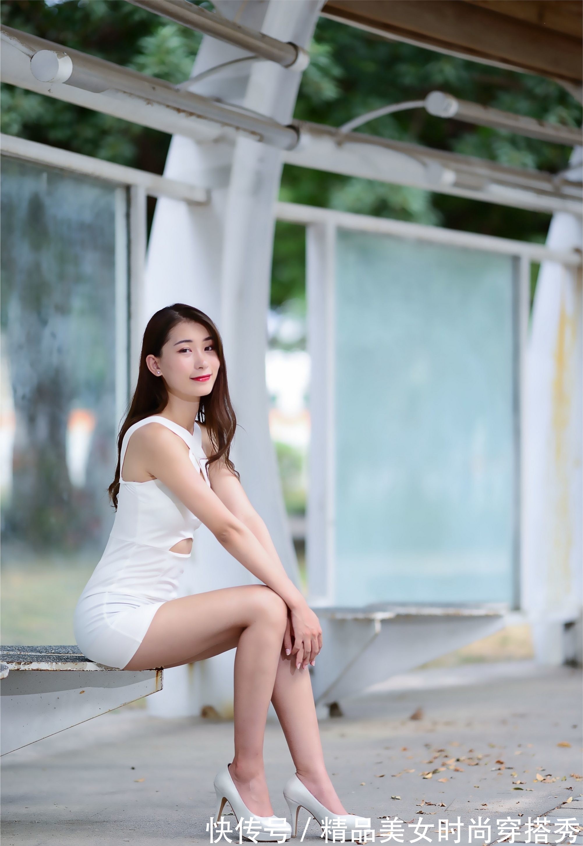 性感 白色无袖连衣裙,脚上一双白色的高跟鞋搭配,性感十足