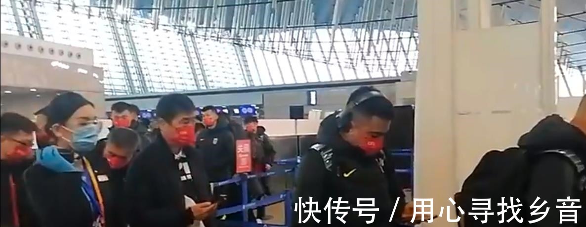 入境|万里驰援却被困机场几十小时,归化球员大骂足协,这次谁错了
