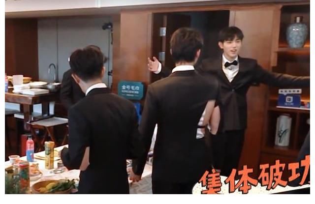 飞行嘉宾|魏大勋当导游被吐槽，陈飞宇笑着让其道歉，节目组玩得有点尬？