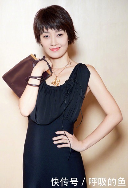 丸子头已经不实行了,今年流行苹果头,减龄显脸小