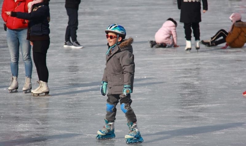 科学家给出了冰面滑溜溜的现象终极解释!