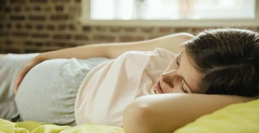 姿势|孕期睡姿不正确会伤害胎儿,孕妈要及时纠正,别图一时舒服坑了娃