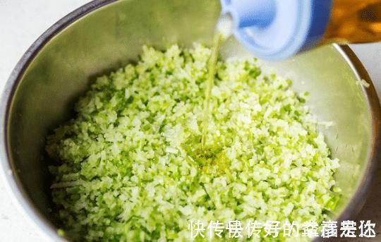 大厨|萝卜做饺子馅,不用焯水不用盐杀水,大厨教你一招,饺子鲜香味美
