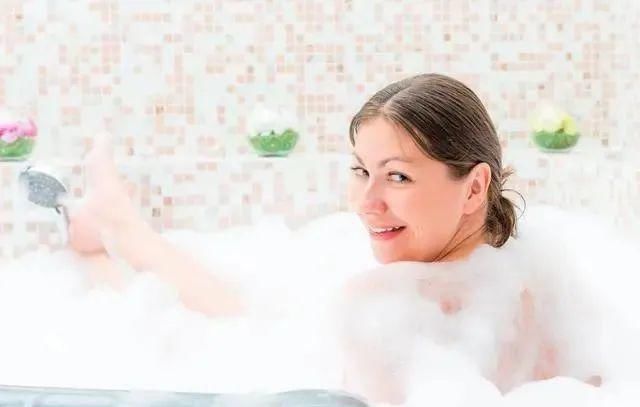 皮肤|无论男女,洗澡时尽量少做这五件事,当心吃亏的是自己