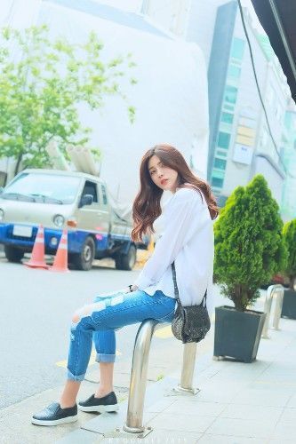  美女|街拍：美女白衬衫牛仔裤清纯气质一览无遗