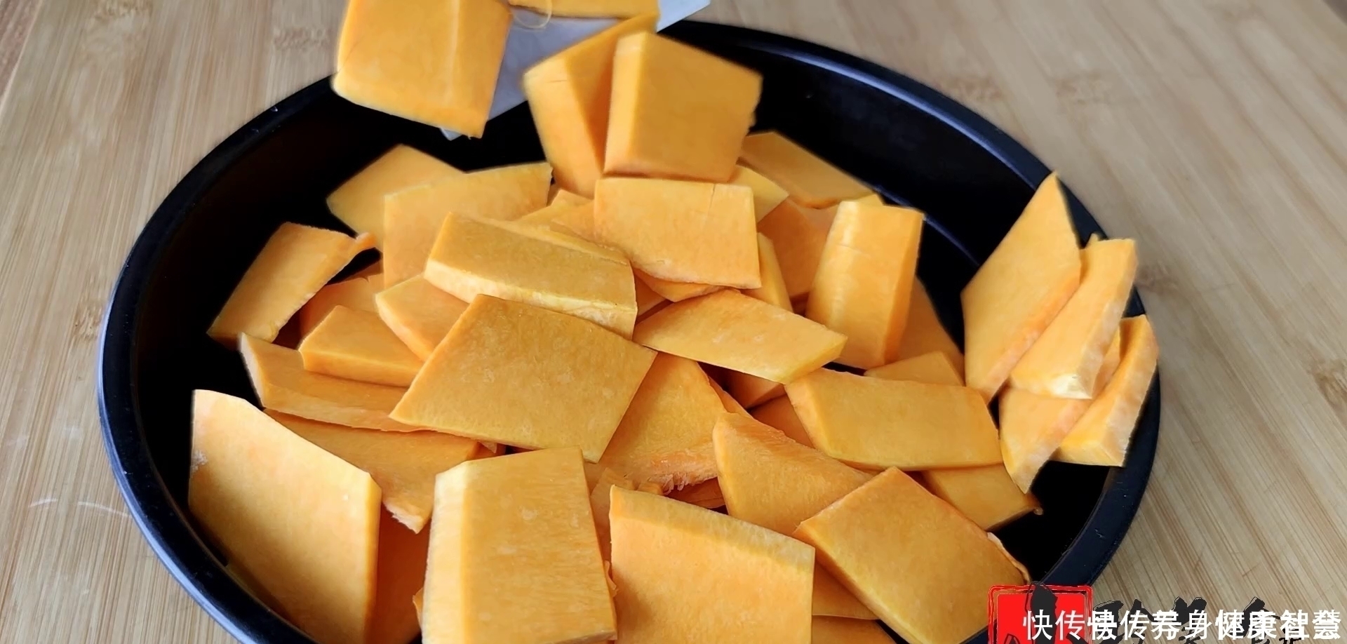 玉米淀粉|南瓜饼又出新做法了,无水无油,软糯香甜又劲道,全家人都爱吃