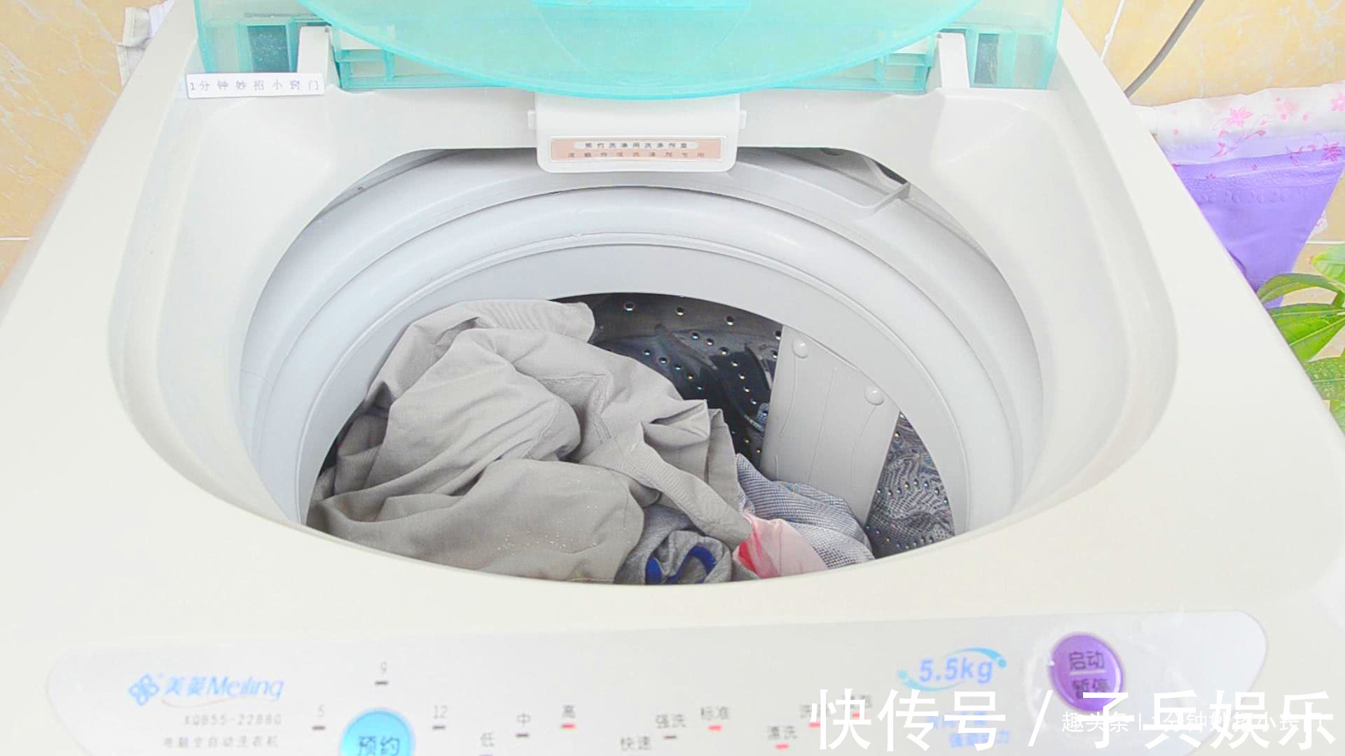 洗衣服时不要只放洗衣粉,教你一个诀窍,洗完后跟新买的一样干净