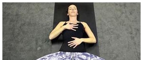 消化系统|仰卧束角式每天躺几分钟，放松身心，打开髋部，好处多多