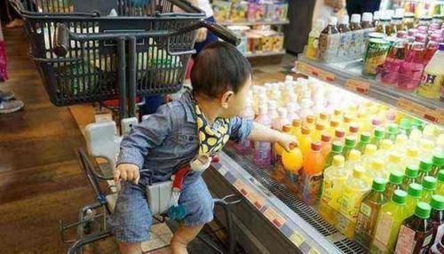 工作人员|4岁儿子把零食放口袋忘付钱，超市让10倍赔偿，妈妈的话让人称赞