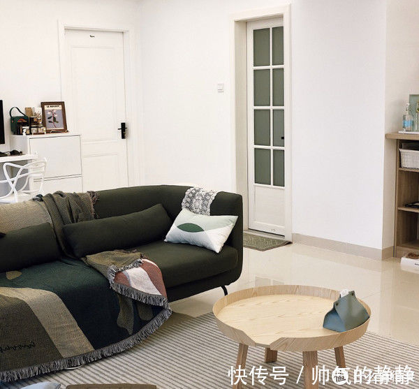 小喜|这对夫妻太有远见,把次卧和客厅打通,清爽开阔,日子过得简单舒适