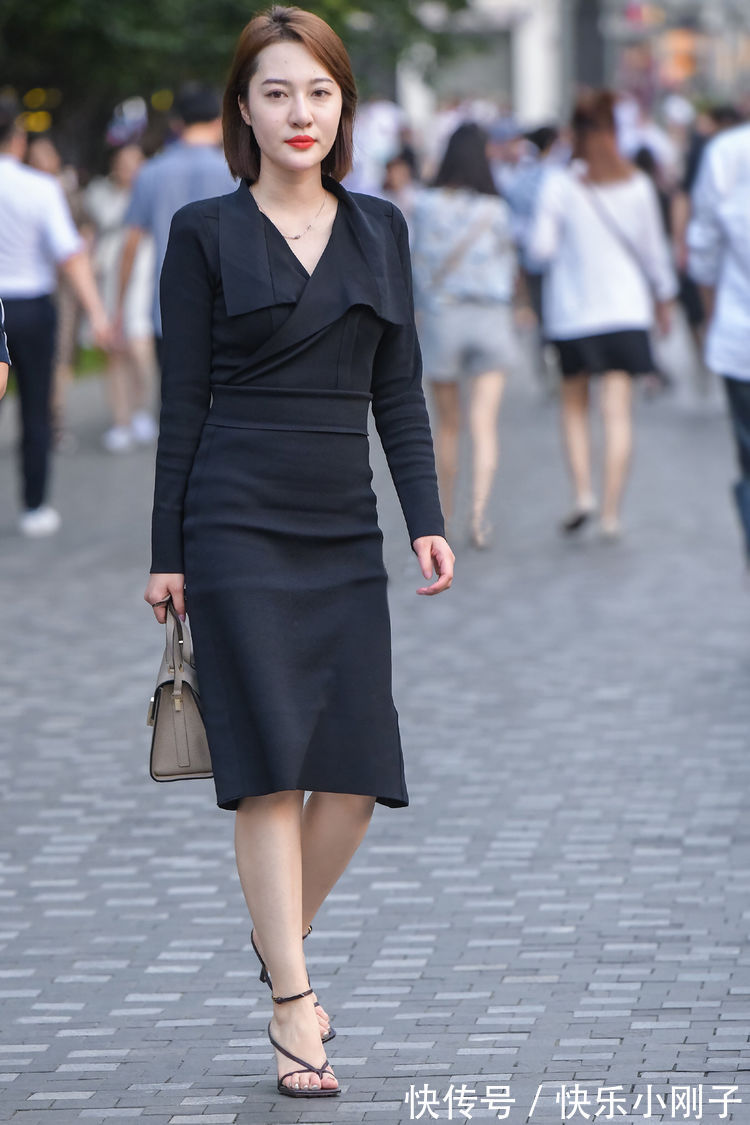 小蛮腰 黑色连衣裙搭配同色系高跟鞋,知性优雅显气质,洋溢着青春活力