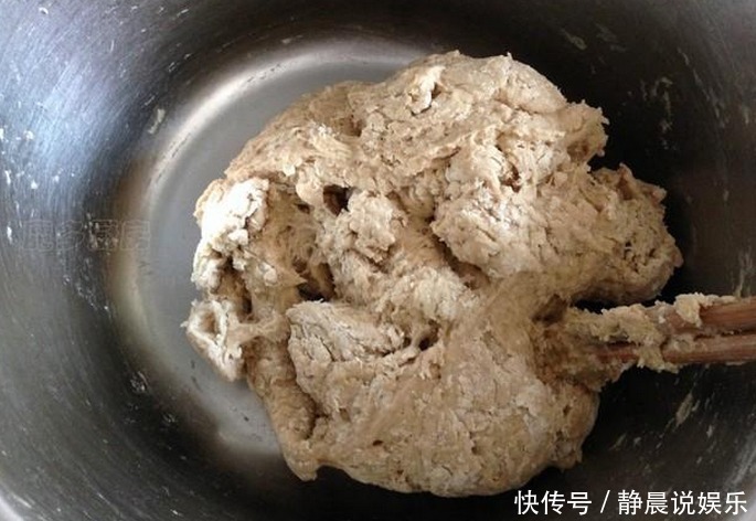 老婆用红糖水和面,我看愣住了,出锅后我一口气吃了5个