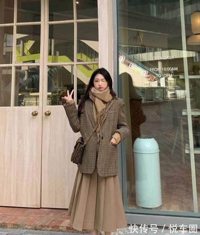 港风 秋季怎样才洋气风衣搭配半身裙简约干练,这样穿保暖又时尚!