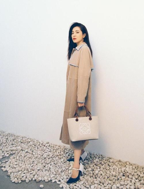 曾黎 真懂搭配技巧，拼接款风衣点缀蓝色花边，时尚减龄御姐范十足