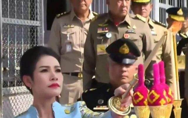 玛哈国王!苏提达王后反应神速!10套华服迎战诗妮娜,宫斗大戏再次升级