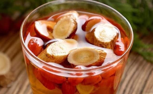 祛湿|黄芪和“它”是一对,坚持泡水喝,祛湿排寒,或给肝肾洗个澡