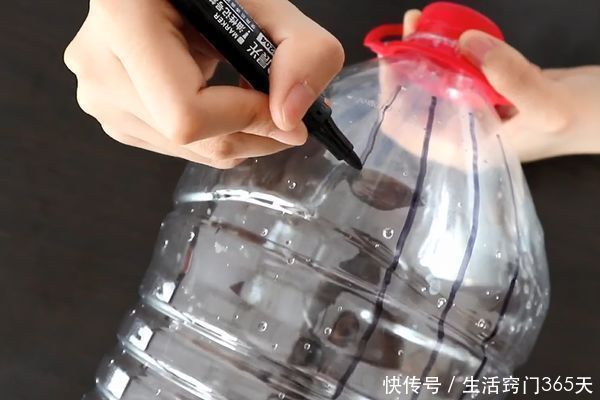 塑料瓶|大号塑料瓶不要扔,切几刀挂在阳台上,解决了家家户户的大烦恼!