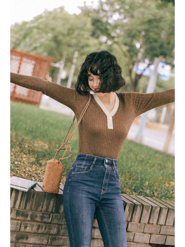 穿搭|秋季保暖怎么穿?不如试一试针织衫+牛仔裤,复古时髦又舒适