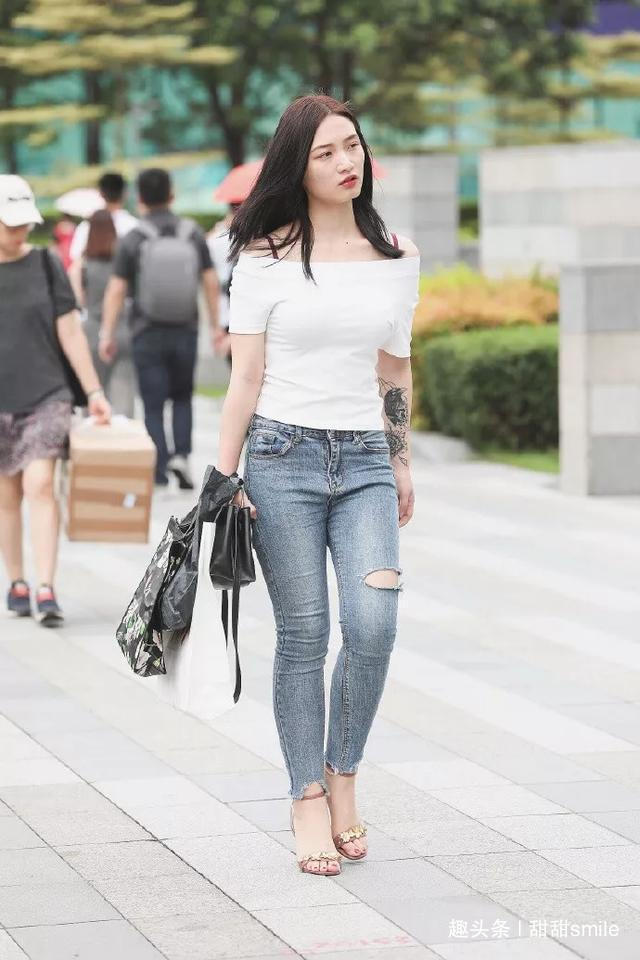 下半身 美女脚上搭配上一双露脚趾的高跟凉鞋,显得特别的有女人味