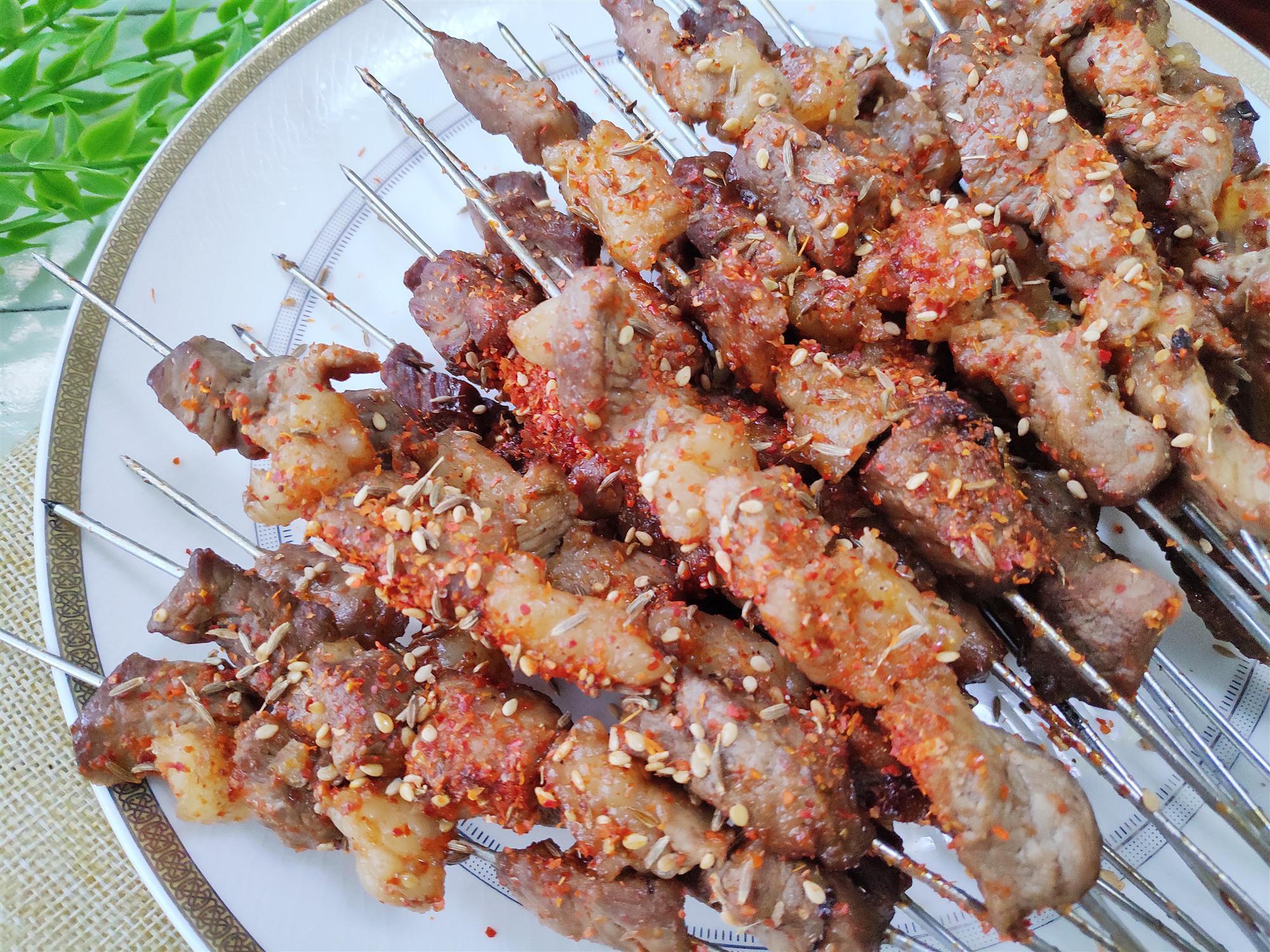 羊肉和孜然是绝配,教你在家烤羊肉大串,味道和烧烤店的一样好吃