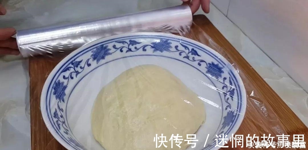 油条|2个鸡蛋,1袋牛奶,不用一滴水,比油条面包还好吃,放凉都不会硬